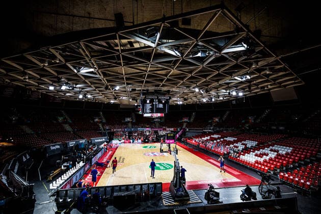 Turkish Airlines EuroLeague; FC Bayern Basketball - FC Barcelona, Barca 30.12.2020 Der leere Audi Dome vor Spielbeginn. Auf dem Spielfeld machen sich die Mannschaften warm. Lediglich Pappkameraden bringen die Fans in die Halle. Turkish Airlines EuroLeague; FC Bayern Basketball - FC Barcelona; Audi Dome, Muenchen (Bayern) Copyright: xBEAUTIFULxSPORTS Wunderlx