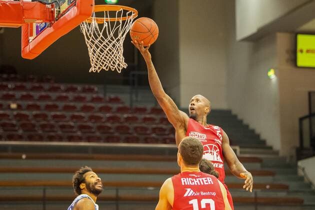 Brandon Bowman (Giessen 46ers, 15) wirft den ersten Korb. JobStairs Giessen 46ers vs Fraport Skyliners, easyCredit Basketball Bundesliga, Saison 2020 2021, 10. Spieltag, 30.12.2020. JobStairs Giessen 46ers vs Fraport Skyliners, easyCredit Basketball Bundesliga, Saison 2020 2021, 10. Spieltag, 30.12.2020 Giessen Copyright: xStefanxTschersich Eibner-Pressefx EP_STH