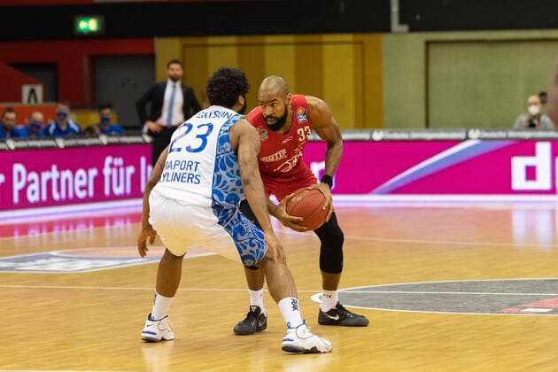 Brandon Thomas (Giessen 46ers, 33) am Ball gegen Quantez Robertson (Fraport Skyliners, 23). JobStairs Giessen 46ers vs Fraport Skyliners, easyCredit Basketball Bundesliga, Saison 2020 2021, 10. Spieltag, 30.12.2020. JobStairs Giessen 46ers vs Fraport Skyliners, easyCredit Basketball Bundesliga, Saison 2020 2021, 10. Spieltag, 30.12.2020 Giessen Copyright: xStefanxTschersich Eibner-Pressefx EP_STH