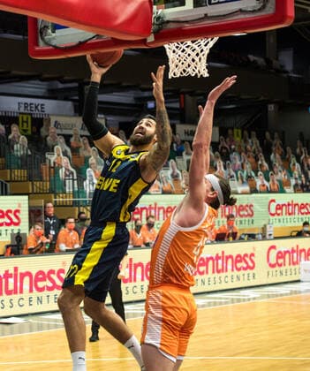 GER, Basketball, RASTA Vechta vs EWE Baskets Oldenburg 30.12.2020, RASTA Dome, Vechta, GER, easy Credit-BBL, RASTA Vechta vs EWE Baskets Oldenburg, im Bild Martin BREUNING (EWE Baskets Oldenburg 12 ) Dennis CLIFFORD (Rasta Vechta 42 )