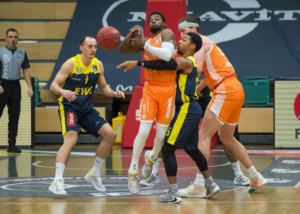 GER, Basketball, RASTA Vechta vs EWE Baskets Oldenburg 30.12.2020, RASTA Dome, Vechta, GER, easy Credit-BBL, RASTA Vechta vs EWE Baskets Oldenburg, im Bild Josh YOUNG (Rasta Vechta 8 ) Karsten TADDA (EWE Baskets Oldenburg 9 ) Phil PRESSEY (EWE Baskets Oldenburg 25 ) Dennis CLIFFORD (Rasta Vechta 42 )