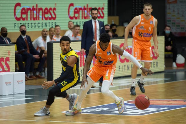 GER, Basketball, RASTA Vechta vs EWE Baskets Oldenburg 30.12.2020, RASTA Dome, Vechta, GER, easy Credit-BBL, RASTA Vechta vs EWE Baskets Oldenburg, im Bild Ball verloren Josh YOUNG (Rasta Vechta 8 ) Josh YOUNG (Rasta Vechta 8 ) Phil PRESSEY (EWE Baskets Oldenburg 25 )