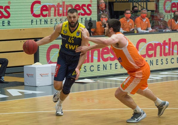 GER, Basketball, RASTA Vechta vs EWE Baskets Oldenburg 30.12.2020, RASTA Dome, Vechta, GER, easy Credit-BBL, RASTA Vechta vs EWE Baskets Oldenburg, im Bild Nathan BOOTHE (EWE Baskets Oldenburg 45 ) Will VORHEES (Rasta Vechta 41 )