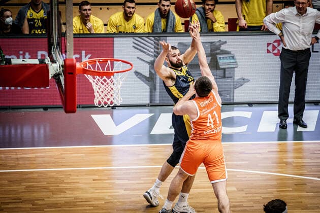 easyCredit BBL: 10. Spieltag: Rasta Vechta - EWE Baskets Basketball Oldenburg 30.12.2020 Saison 2020 2021 easyCredit BBL: 10. Spieltag: Rasta Vechta - EWE Baskets 45, Nathan Boothe, EWE Baskets Oldenburg Will Vorhees, No. 41, Vechta nur redaktionelle Verwendung - kommerzielle Verwendung Nutzung nur nach Absprache mit dem Fotografen Vechta Deutschland
