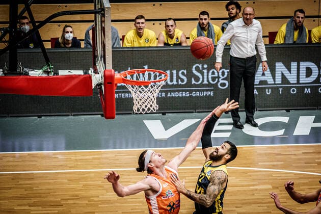 easyCredit BBL: 10. Spieltag: Rasta Vechta - EWE Baskets Basketball Oldenburg 30.12.2020 Saison 2020 2021 easyCredit BBL: 10. Spieltag: Rasta Vechta - EWE Baskets Dennis Clifford, No.42, Vechta 12, Martin Breunig, EWE Baskets Oldenburg nur redaktionelle Verwendung - kommerzielle Verwendung Nutzung nur nach Absprache mit dem Fotografen Vechta Deutschland