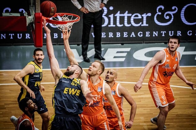 easyCredit BBL: 10. Spieltag: Rasta Vechta - EWE Baskets Basketball Oldenburg 30.12.2020 Saison 2020 2021 easyCredit BBL: 10. Spieltag: Rasta Vechta - EWE Baskets 45, Nathan Boothe, EWE Baskets Oldenburg Robin Christen, No.33, RASTA Vechta nur redaktionelle Verwendung - kommerzielle Verwendung Nutzung nur nach Absprache mit dem Fotografen Vechta Deutschland