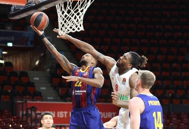 Barcelonas 22 HIGGINS vs Bayerns 8 Jalen REYNOLDS. Basketball, FC Bayern - Barcelona, Euroleague, Saison 2020-2021, am 30.12.2020 in Muenchen, A U D I D O M E, Deutschland. Quelle Copyright Credit : Oryk HAIST