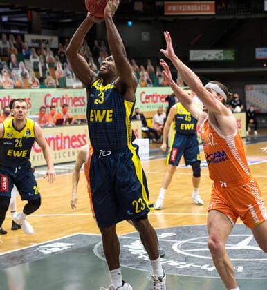 GER, Basketball, RASTA Vechta vs EWE Baskets Oldenburg 30.12.2020, RASTA Dome, Vechta, GER, easy Credit-BBL, RASTA Vechta vs EWE Baskets Oldenburg, im Bild Rickey PAULDING (EWE Baskets Oldenburg 23 ) Dennis CLIFFORD (Rasta Vechta 42 )