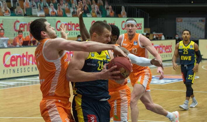GER, Basketball, RASTA Vechta vs EWE Baskets Oldenburg 30.12.2020, RASTA Dome, Vechta, GER, easy Credit-BBL, RASTA Vechta vs EWE Baskets Oldenburg, im Bild Rasid MAHALBASIC (EWE Baskets Oldenburg 24 ) Will VORHEES (Rasta Vechta 41 )