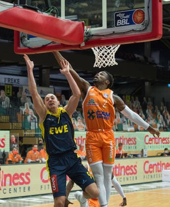 GER, Basketball, RASTA Vechta vs EWE Baskets Oldenburg 30.12.2020, RASTA Dome, Vechta, GER, easy Credit-BBL, RASTA Vechta vs EWE Baskets Oldenburg, im Bild Foul an Karsten TADDA (EWE Baskets Oldenburg 9 ) von Ikenna IROEGBU ( Rasta Vechta 2 )