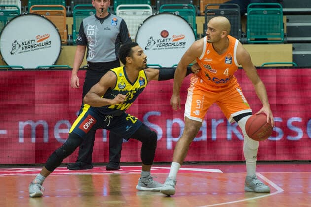 GER, Basketball, RASTA Vechta vs EWE Baskets Oldenburg 30.12.2020, RASTA Dome, Vechta, GER, easy Credit-BBL, RASTA Vechta vs EWE Baskets Oldenburg, im Bild Stefan PENO (Rasta Vechta 4 ) Phil PRESSEY (EWE Baskets Oldenburg 25 )