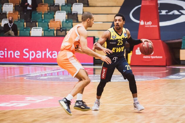 easyCredit-BBL: 10. Spieltag - RASTA Vechta vs. EWE Baskets Oldenburg, 30.12.2020 Jean Salumu (RASTA Vechta, 13), Phillip Michael Pressey (EWE Baskets Oldenburg, 25); easyCredit-BBL: 10. Spieltag - RASTA Vechta vs. EWE Baskets Oldenburg am 30.12.2020 in Vechta (RASTA Dome), Germany, Copyright: xBEAUTIFULxSPORTS Neddermannx