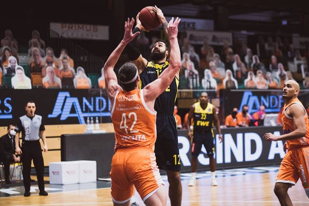 easyCredit-BBL: 10. Spieltag - RASTA Vechta vs. EWE Baskets Oldenburg, 30.12.2020 Dennis Clifford (RASTA Vechta, 42), Martin Phong Ni Watt Breunig (EWE Baskets Oldenburg, 12); easyCredit-BBL: 10. Spieltag - RASTA Vechta vs. EWE Baskets Oldenburg am 30.12.2020 in Vechta (RASTA Dome), Germany, Copyright: xBEAUTIFULxSPORTS Neddermannx