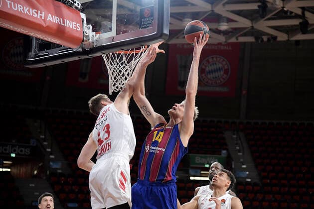 30.12.2020, xemx, Basketball EuroLeague, FC Bayern Muenchen - FC Barcelona, Barca emspor, v.l. Leon Radosevic (FC Bayern Basketball) und Artem Pustovyi (FC Barcelona) Zweikampf, Duell, Kampf, tackle Muenchen