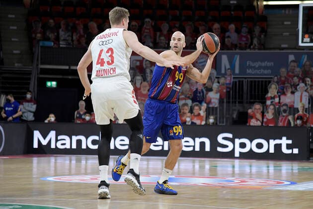 30.12.2020, xemx, Basketball EuroLeague, FC Bayern Muenchen - FC Barcelona, Barca emspor, v.l. Leon Radosevic (FC Bayern Basketball) und Nick Calathes (FC Barcelona) Zweikampf, Duell, Kampf, tackle Muenchen