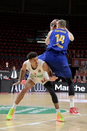 30.12.2020, xemx, Basketball EuroLeague, FC Bayern Muenchen - FC Barcelona, Barca emspor, v.l. Wade Baldwin (FC Bayern Basketball) und Artem Pustovyi (FC Barcelona)Zweikampf, Duell, Kampf, tackle Muenchen