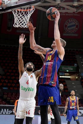 30.12.2020, xemx, Basketball EuroLeague, FC Bayern Muenchen - FC Barcelona, Barca emspor, v.l. Dennis Jerome Seeley (FC Bayern Basketball) und Artem Pustovyi (FC Barcelona) Zweikampf, Duell, Kampf, tackle Muenchen