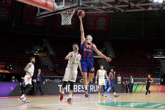30.12.2020, xemx, Basketball EuroLeague, FC Bayern Muenchen - FC Barcelona, Barca emspor, v.l. Nihad Dedovic (FC Bayern Basketball) und Nick Calathes (FC Barcelona) mit Korbleger Muenchen