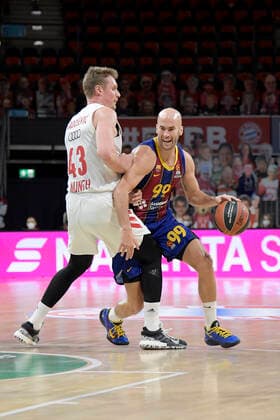 30.12.2020, xemx, Basketball EuroLeague, FC Bayern Muenchen - FC Barcelona, Barca emspor, v.l. Leon Radosevic (FC Bayern Basketball) und Nick Calathes (FC Barcelona) Zweikampf, Duell, Kampf, tackle Muenchen