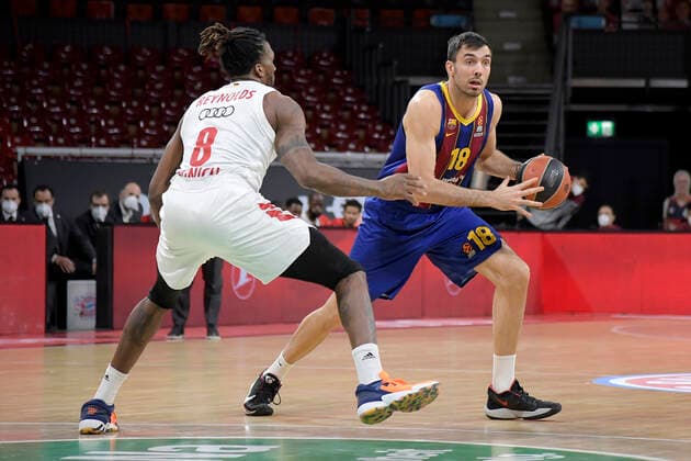 30.12.2020, xemx, Basketball EuroLeague, FC Bayern Muenchen - FC Barcelona, Barca emspor, v.l. Jalen Reynolds (FC Bayern Basketball) und Pierre Oriola (FC Barcelona) Zweikampf, Duell, Kampf, tackle Muenchen