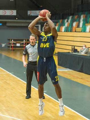 GER, Basketball, RASTA Vechta vs EWE Baskets Oldenburg 30.12.2020, RASTA Dome, Vechta, GER, easy Credit-BBL, RASTA Vechta vs EWE Baskets Oldenburg, im Bild Rickey PAULDING (EWE Baskets Oldenburg 23 ) Einzelaktion, Ganzkörper Ganzkoerper