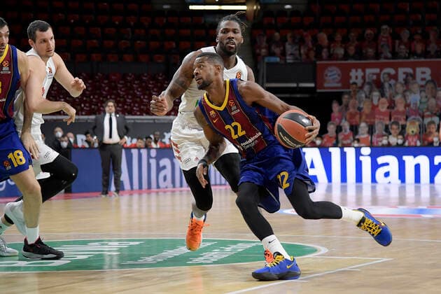 30.12.2020, xemx, Basketball EuroLeague, FC Bayern Muenchen - FC Barcelona, Barca emspor, v.l. Jalen Reynolds (FC Bayern Basketball) und Cory Higgins (FC Barcelona) Zweikampf, Duell, Kampf, tackle Muenchen