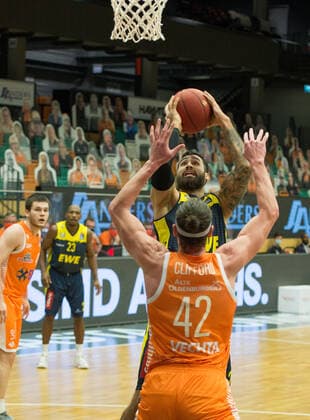 GER, Basketball, RASTA Vechta vs EWE Baskets Oldenburg 30.12.2020, RASTA Dome, Vechta, GER, easy Credit-BBL, RASTA Vechta vs EWE Baskets Oldenburg, im Bild Martin BREUNING (EWE Baskets Oldenburg 12 ) Dennis CLIFFORD (Rasta Vechta 42 )