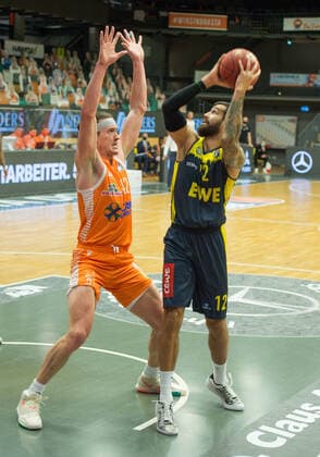 GER, Basketball, RASTA Vechta vs EWE Baskets Oldenburg 30.12.2020, RASTA Dome, Vechta, GER, easy Credit-BBL, RASTA Vechta vs EWE Baskets Oldenburg, im Bild unter dem Korb Martin BREUNING (EWE Baskets Oldenburg 12 ) gegen Dennis CLIFFORD (Rasta Vechta 42 )