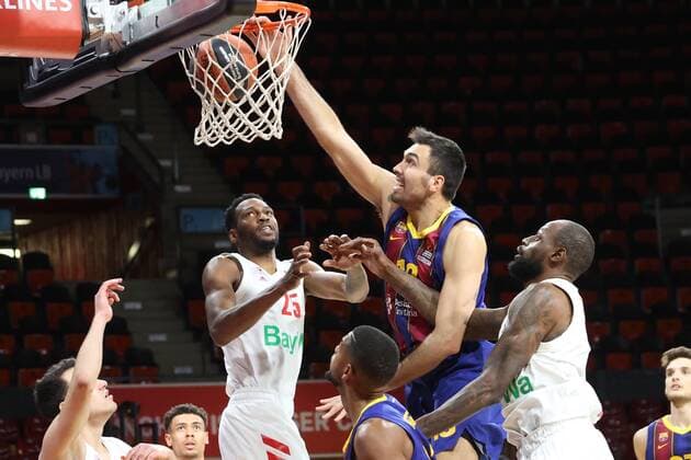 Barcelonas 18 ORIOLA scores, Bayerns 25 JaJuan JOHNSON. Basketball, FC Bayern - Barcelona, Euroleague, Saison 2020-2021, am 30.12.2020 in Muenchen, A U D I D O M E, Deutschland. Quelle Copyright Credit : Oryk HAIST
