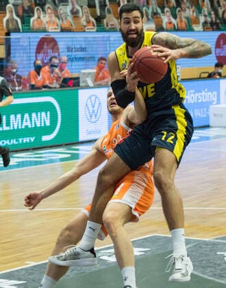 GER, Basketball, RASTA Vechta vs EWE Baskets Oldenburg 30.12.2020, RASTA Dome, Vechta, GER, easy Credit-BBL, RASTA Vechta vs EWE Baskets Oldenburg, im Bild Halt Martin BREUNING (EWE Baskets Oldenburg 12 ) Robin CHRISTEN (Rasta Vechta 33 )