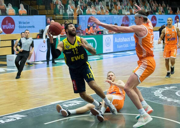 GER, Basketball, RASTA Vechta vs EWE Baskets Oldenburg 30.12.2020, RASTA Dome, Vechta, GER, easy Credit-BBL, RASTA Vechta vs EWE Baskets Oldenburg, im Bild Martin BREUNING (EWE Baskets Oldenburg 12 ) Robin CHRISTEN (Rasta Vechta 33 ) Dennis CLIFFORD (Rasta Vechta 42 )