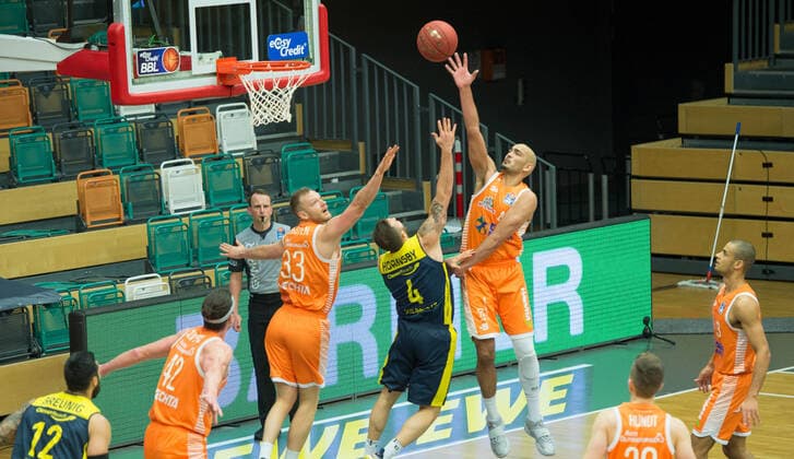 GER, Basketball, RASTA Vechta vs EWE Baskets Oldenburg 30.12.2020, RASTA Dome, Vechta, GER, easy Credit-BBL, RASTA Vechta vs EWE Baskets Oldenburg, im Bild Stefan PENO (Rasta Vechta 4 ) Keith HORNSBY (EWE Baskets Oldenburg 4 ) Robin CHRISTEN (Rasta Vechta 33 ) Dennis CLIFFORD (Rasta Vechta 42 )