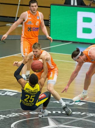 GER, Basketball, RASTA Vechta vs EWE Baskets Oldenburg 30.12.2020, RASTA Dome, Vechta, GER, easy Credit-BBL, RASTA Vechta vs EWE Baskets Oldenburg, im Bild Tim HASBARGEN (Rasta Vechta 6 ) Phil PRESSEY (EWE Baskets Oldenburg 25 )