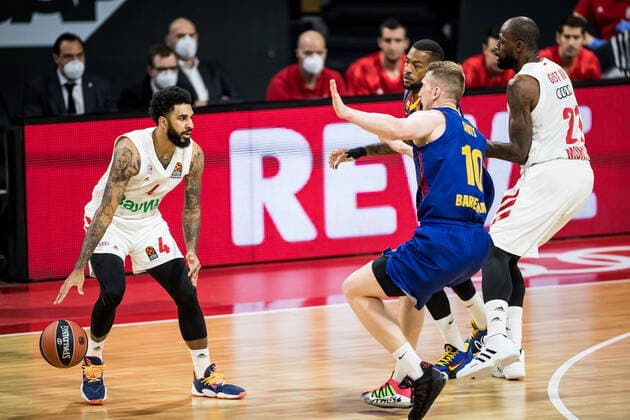 Turkish Airlines EuroLeague; FC Bayern Basketball - FC Barcelona, Barca 30.12.2020 Dennis Seeley (FC Bayern, 4), Rolands Smits (FC Barcelona, 10) Turkish Airlines EuroLeague; FC Bayern Basketball - FC Barcelona; Audi Dome, Muenchen (Bayern) Copyright: xBEAUTIFULxSPORTS Wunderlx