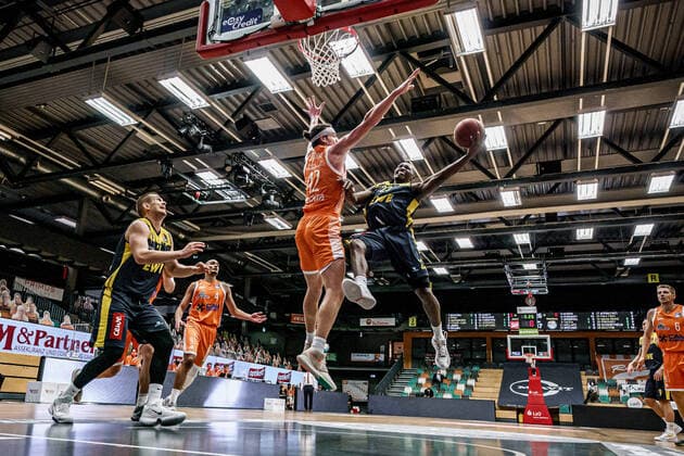 Sport Themen der Woche KW53 Sport Bilder des Tages easyCredit BBL: 10. Spieltag: Rasta Vechta - EWE Baskets Basketball Oldenburg 30.12.2020 Saison 2020 2021 easyCredit BBL: 10. Spieltag: Rasta Vechta - EWE Baskets Dennis CLlifford, No.42, Vechta 23, Rickey Paulding, EWE Baskets Oldenburg nur redaktionelle Verwendung - kommerzielle Verwendung Nutzung nur nach Absprache mit dem Fotografen Vechta Deutschland