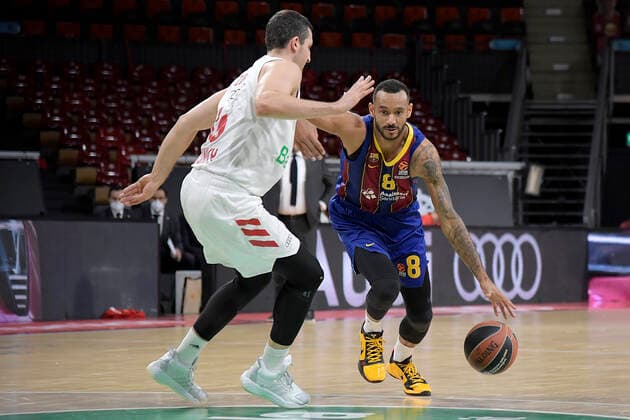30.12.2020, xemx, Basketball EuroLeague, FC Bayern Muenchen - FC Barcelona, Barca emspor, v.l. Paul Zipser (FC Bayern Basketball) und Adam Hanga (FC Barcelona) Zweikampf, Duell, Kampf, tackle Muenchen