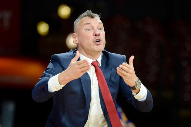 30.12.2020, xemx, Basketball EuroLeague, FC Bayern Muenchen - FC Barcelona, Barca emspor, v.l. Head Coach Sarunas Jasikevicius (FC Barcelona) sauer, wuetend, starker Gesichtsausdruck, schreit, schreien gibt Anweisungen, gestikuliert mit den Armen, gesticulate, gives instructions Muenchen
