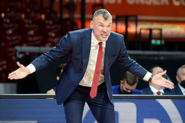 30.12.2020, xemx, Basketball EuroLeague, FC Bayern Muenchen - FC Barcelona, Barca emspor, v.l. Head Coach Sarunas Jasikevicius (FC Barcelona) sauer, wuetend, starker Gesichtsausdruck, schreit, schreien gibt Anweisungen, gestikuliert mit den Armen, gesticulate, gives instructions Muenchen