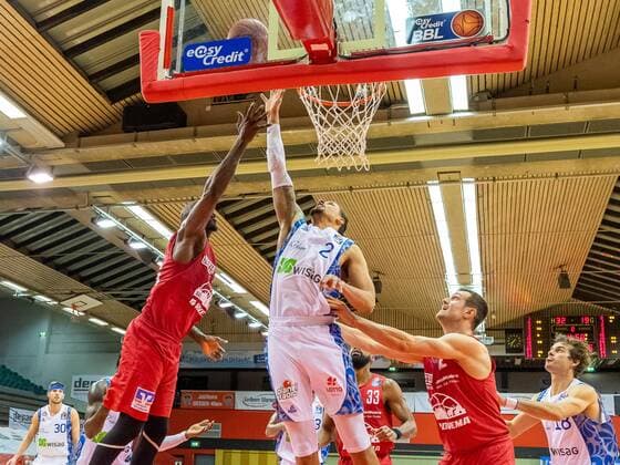 Michael Kessens (Fraport Skyliners, 2) blockt erfolgreich einen gegnerischen Korbwurf. JobStairs Giessen 46ers vs Fraport Skyliners, easyCredit Basketball Bundesliga, Saison 2020 2021, 10. Spieltag, 30.12.2020. JobStairs Giessen 46ers vs Fraport Skyliners, easyCredit Basketball Bundesliga, Saison 2020 2021, 10. Spieltag, 30.12.2020 Giessen Copyright: xStefanxTschersich Eibner-Pressefx EP_STH
