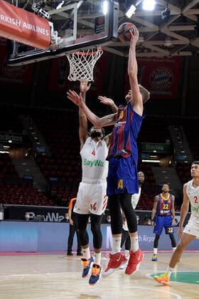 30.12.2020, xemx, Basketball EuroLeague, FC Bayern Muenchen - FC Barcelona, Barca emspor, v.l. Dennis Jerome Seeley (FC Bayern Basketball) und Artem Pustovyi (FC Barcelona) Zweikampf, Duell, Kampf, tackle Muenchen
