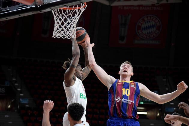 30.12.2020, xemx, Basketball EuroLeague, FC Bayern Muenchen - FC Barcelona, Barca emspor, v.l. Jalen Reynolds (FC Bayern Basketball) und Rolands Smits (FC Barcelona) Zweikampf, Duell, Kampf, tackle Muenchen
