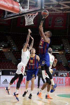 30.12.2020, xemx, Basketball EuroLeague, FC Bayern Muenchen - FC Barcelona, Barca emspor, v.l. Dennis Jerome Seeley (FC Bayern Basketball) und Cory Higgins (FC Barcelona) Zweikampf, Duell, Kampf, tackle Muenchen