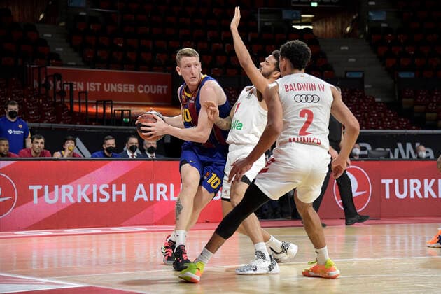 30.12.2020, xemx, Basketball EuroLeague, FC Bayern Muenchen - FC Barcelona, Barca emspor, v.l. Rolands Smits (FC Barcelona), Nick Weiler-Babb (FC Bayern Basketball) und Wade Baldwin (FC Bayern Basketball) Zweikampf, Duell, Kampf, tackle Muenchen