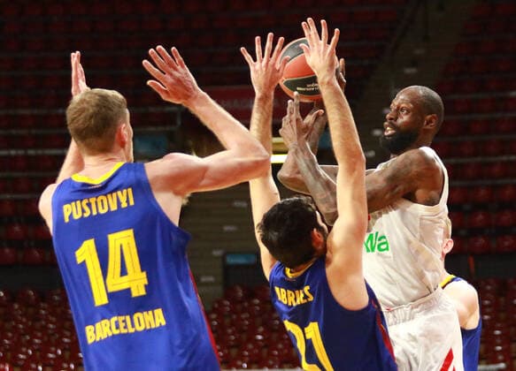 21 James Gist (FCBB) weiss, gegen 14 Artem Pustovyi, 21 Ãlex Abrines (Barcelona) Basketball, EuroLeague, FC Bayern München vs. FC Barcelona, Barca Audi Dome, 30.12.2021 FOTO: Mladen Lackovic LakoPress