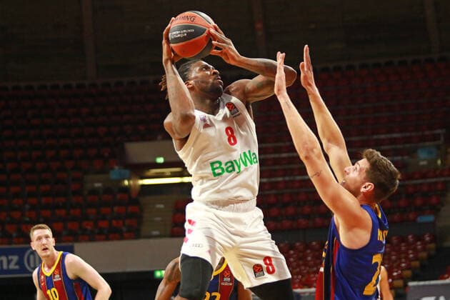 8 Jalen Reynolds (FCBB) weiss, gegen 23 Sergi Martinez (Barcelona) Basketball, EuroLeague, FC Bayern München vs. FC Barcelona, Barca Audi Dome, 30.12.2021 FOTO: Mladen Lackovic LakoPress