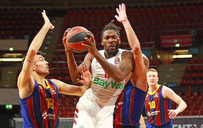 Sport Bilder des Tages 8 Jalen Reynolds (FCBB) weiss, gegen 18 Pierre Oriola and 99 Nick Calathes (Barcelona) Basketball, EuroLeague, FC Bayern München vs. FC Barcelona, Barca Audi Dome, 30.12.2021 FOTO: Mladen Lackovic LakoPress