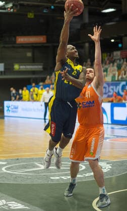 GER, Basketball, RASTA Vechta vs EWE Baskets Oldenburg 30.12.2020, RASTA Dome, Vechta, GER, easy Credit-BBL, RASTA Vechta vs EWE Baskets Oldenburg, im Bild Rickey PAULDING (EWE Baskets Oldenburg 23 ) Will VORHEES (Rasta Vechta 41 )