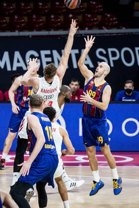 Turkish Airlines EuroLeague; FC Bayern Basketball - FC Barcelona, Barca 30.12.2020 Leon Radosevic (FC Bayern, 43), Nick Calathes (FC Barcelona, 99) Turkish Airlines EuroLeague; FC Bayern Basketball - FC Barcelona; Audi Dome, Muenchen (Bayern) Copyright: xBEAUTIFULxSPORTS Wunderlx
