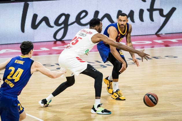 Turkish Airlines EuroLeague; FC Bayern Basketball - FC Barcelona, Barca 30.12.2020 JaJuan Johnson (FC Bayern, 25), Adam Hanga (FC Barcelona, 8) Turkish Airlines EuroLeague; FC Bayern Basketball - FC Barcelona; Audi Dome, Muenchen (Bayern) Copyright: xBEAUTIFULxSPORTS Wunderlx