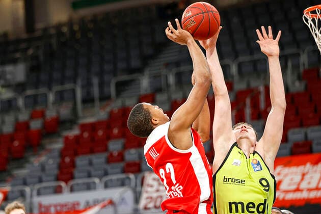 links Devon Hall (Brose Bamberg, 22) rechts 09 Kay Bruhnke (medi Bayreuth) Brose Bamberg - medi Bayreuth - easyCredit-BBL - Basketball Bundesliga - Basketball Saison 2020 21 - 10. Spieltag, 30.12.2020 Bamberg, Brose Arena ASV-Autoren-Nummer: 4026335 Copyright: DanielxLöb